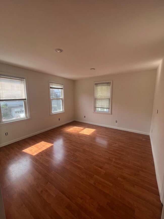 Building Photo - 3 Laura St