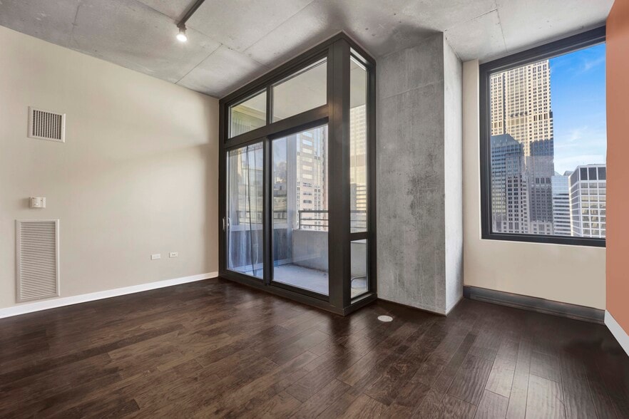 Building Photo - 235 W Van Buren St