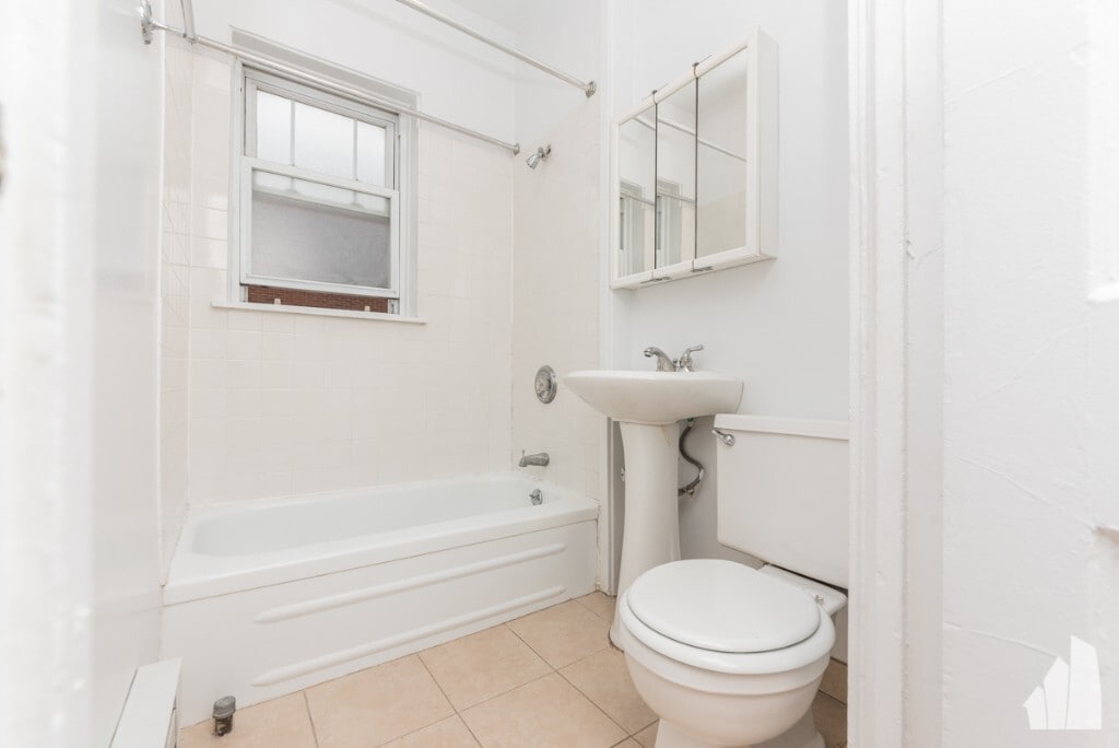 Building Photo - 957 W Cornelia Ave