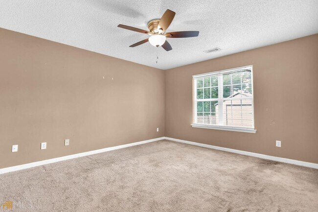 Building Photo - Charming 3 bedroom 2 bath Ranch style home...