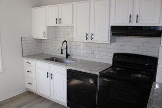 Building Photo - 4bed 2 full bath in Independence off Truma...