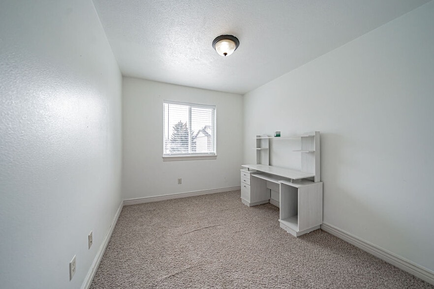 Building Photo - 586 Sunflower Rd