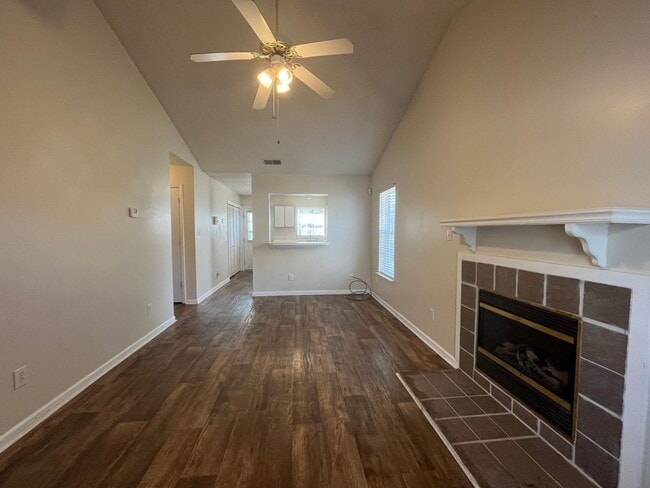 Building Photo - End Unit Townhouse, 3 Bed, 3 Bath