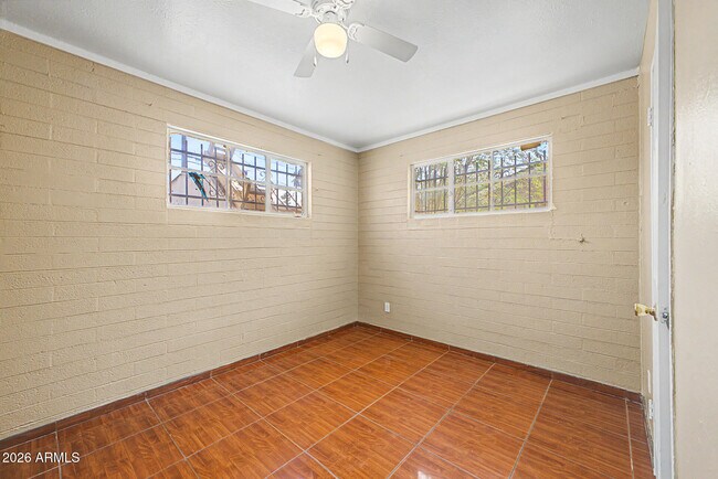 Building Photo - 1823 E Sunland Ave