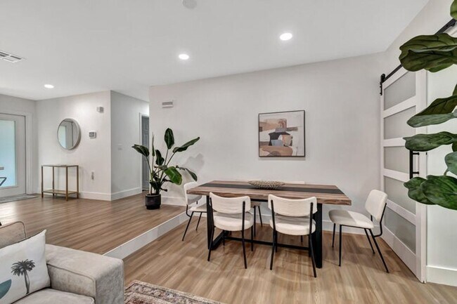 Building Photo - 620 Las Palmas Park