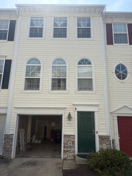 Building Photo - 43725 Clear Lake Sq