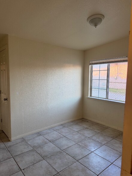 Building Photo - 1385 Riverside Dr