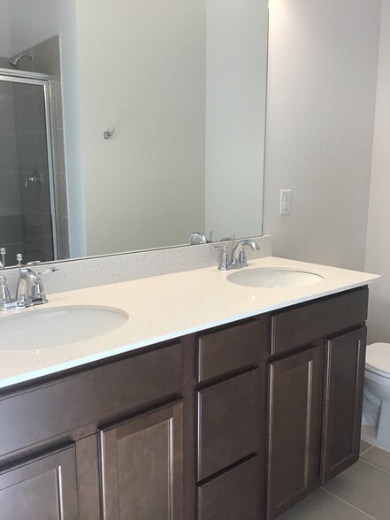 Building Photo - Room in Townhome on Beatty Woods Dr