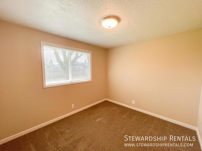 Building Photo - Newly rehabbed home in Springfield