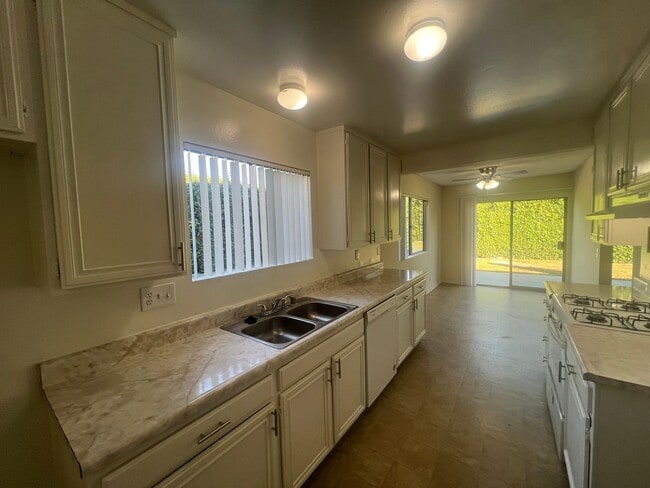 Building Photo - 3 Bedroom 2 Bath Home ,