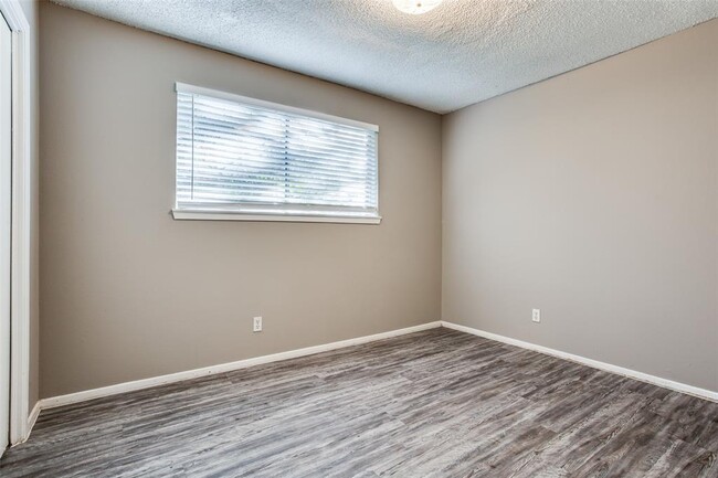 Building Photo - 607 Thrush Ave