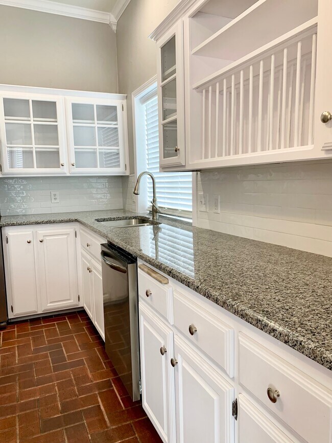 Building Photo - 3801 Tudor Cir