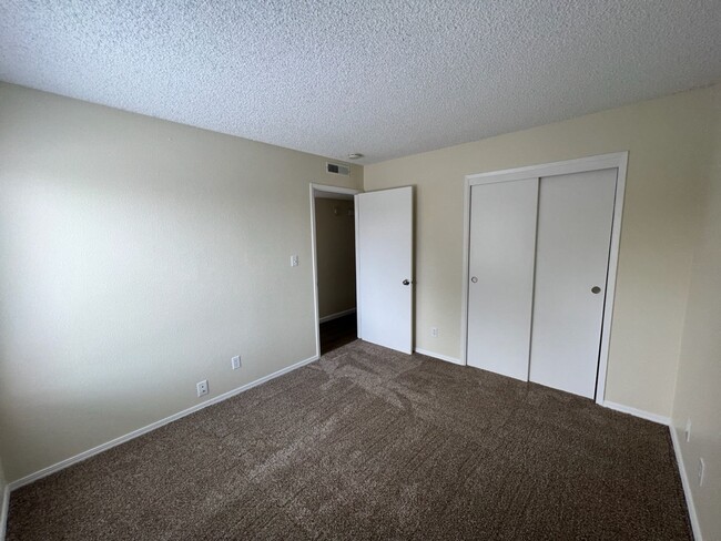 Building Photo - Updated 2 bedroom condo located in a gated...