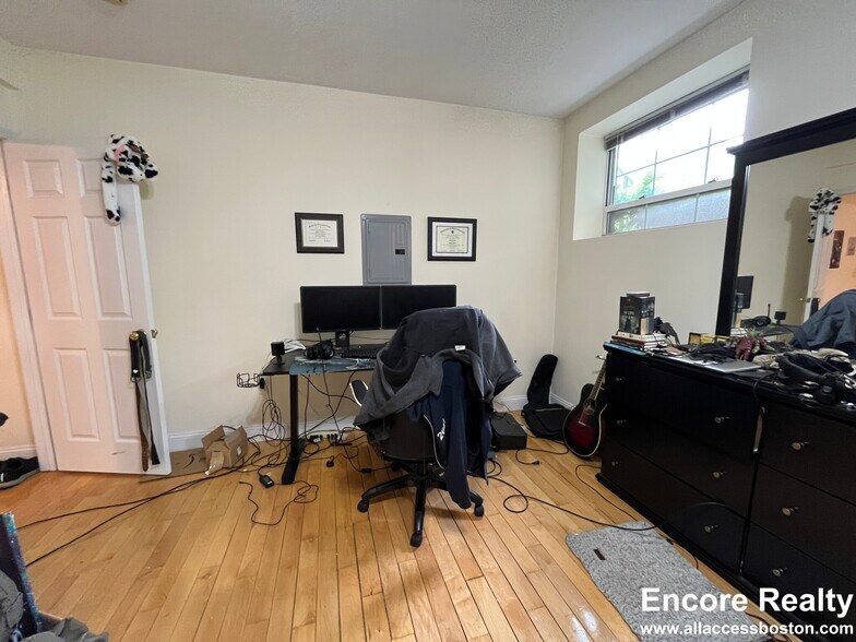 Building Photo - 1555 Beacon St