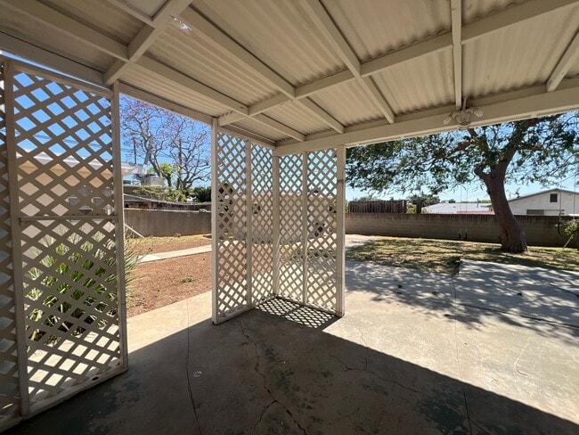 Building Photo - 2 Bedroom, 2 Bathroom Home