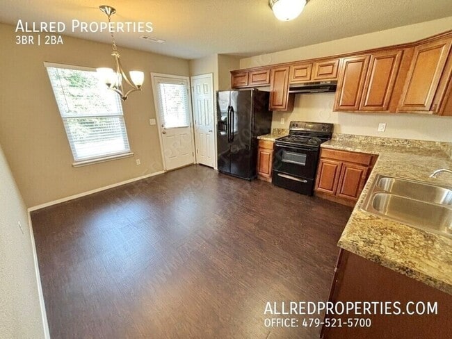 Building Photo - HOLIDAY MOVE IN SPECIAL!! Single Family Ho...