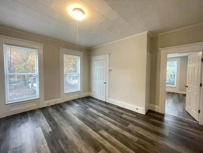 Building Photo - 325 Amherst St