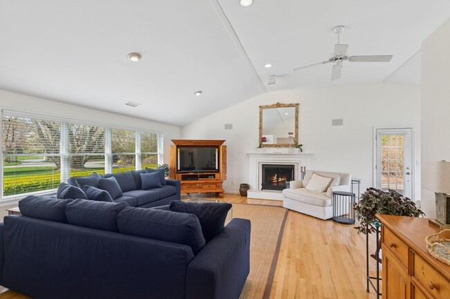Building Photo - 65 Quogue St