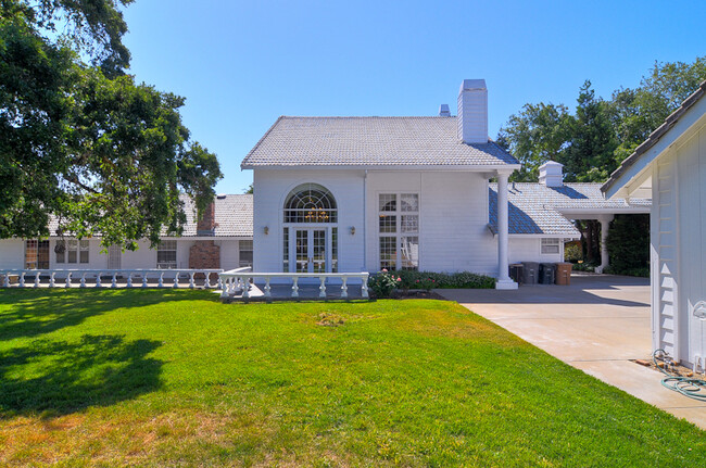 Building Photo - Majestic Country Getaway