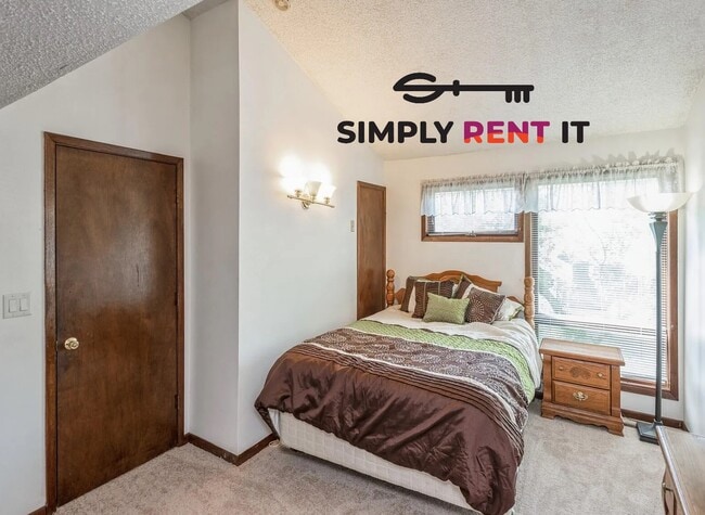 Building Photo - 3 Bedroom With 2 Car Garage, Outskirts of Ames, Available Now