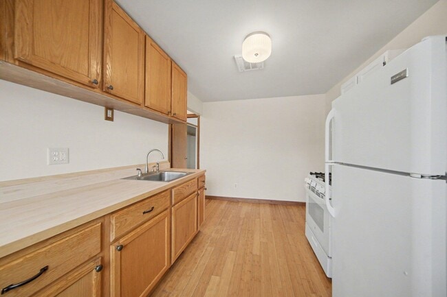 Building Photo - 808 E Cross St