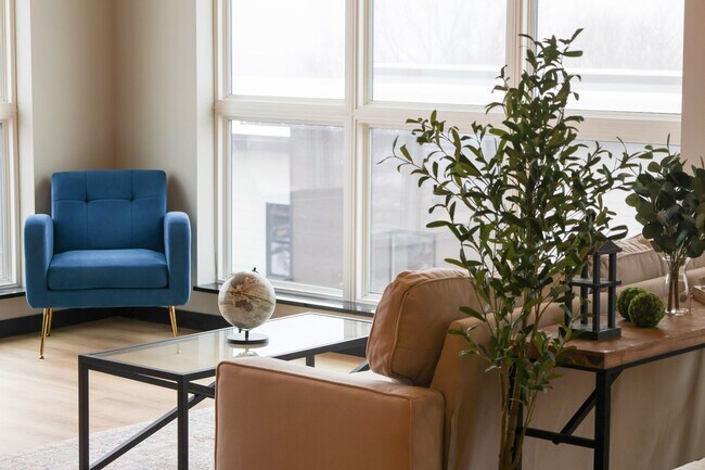 Building Photo - Renting Now for April 2025! Spacious 2 bed...