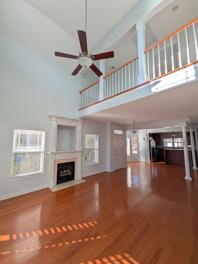 Building Photo - Beautiful 3 Bedroom, 2.5 Bath Home Located in the Kings Grant Golf Community!
