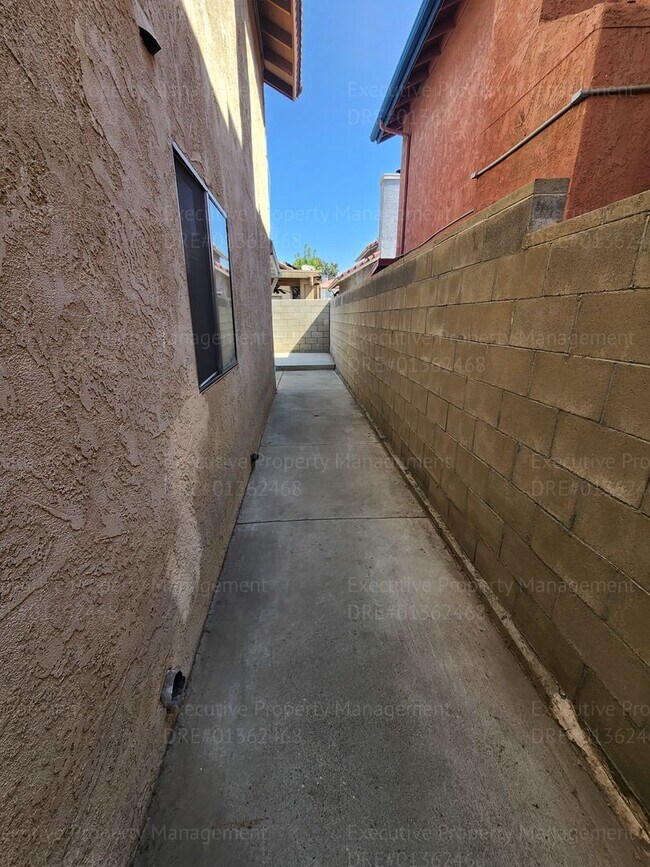 Building Photo - 3 bedroom/ 2.5 bathroom