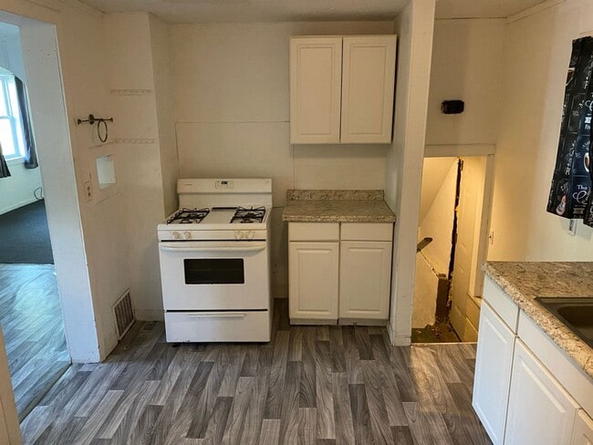 Building Photo - Spacious 2-Bedroom Home for Lease in Akron