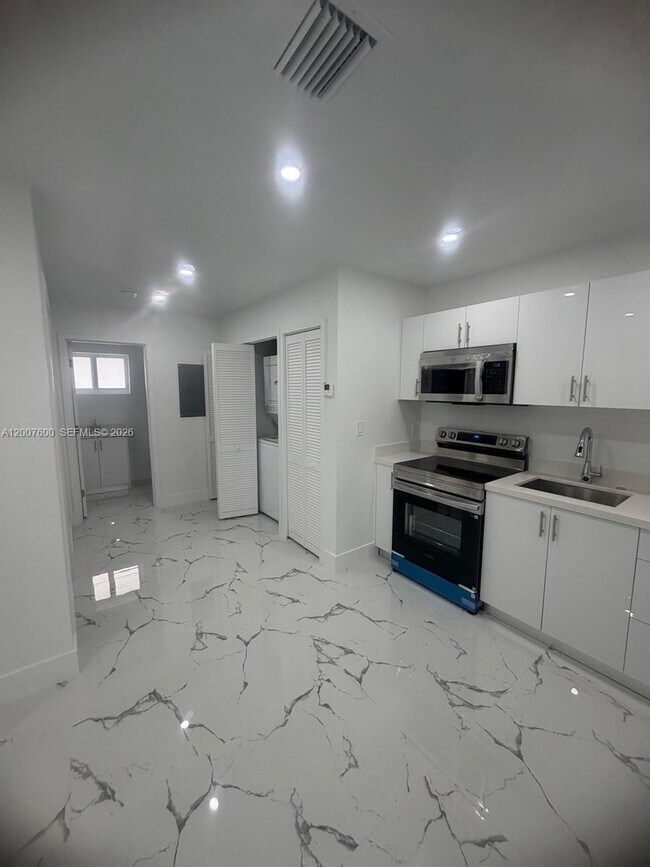 Building Photo - 2431 NW 23rd St