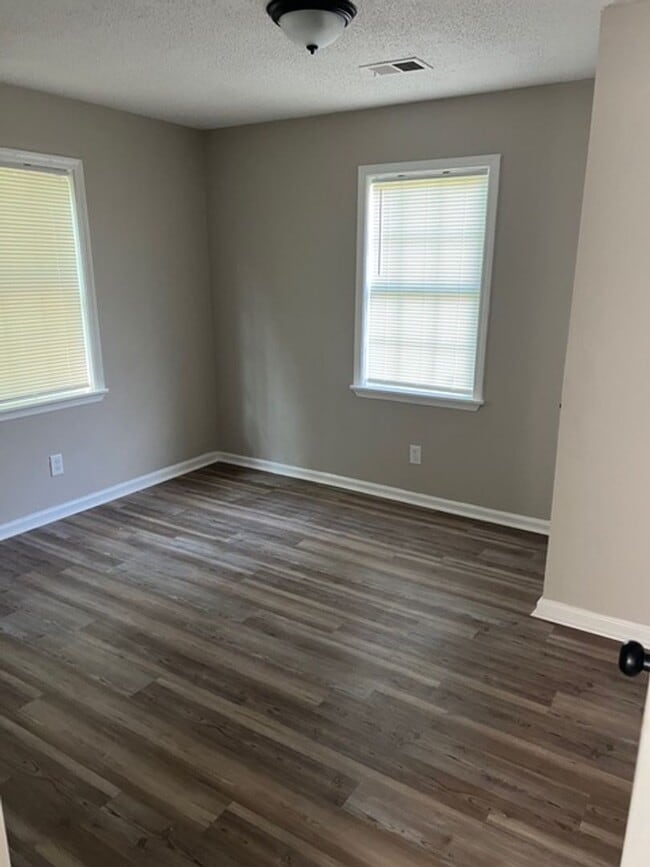 Building Photo - 4 Success is now offering this cute 3bd/2b...