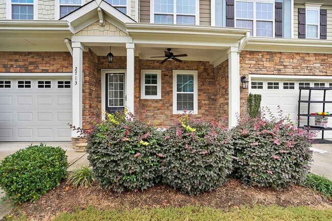 Building Photo - FIRST FLOOR MASTER BEDROOM-END UNIT-GREAT ...