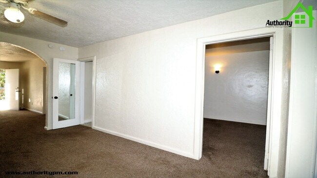 Building Photo - 1137 Magnolia Ave