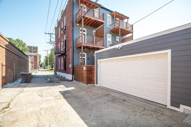 Building Photo - STUNNING Benton Park Townhome