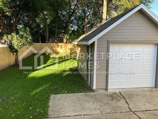 Building Photo - 408 S Clemens Ave