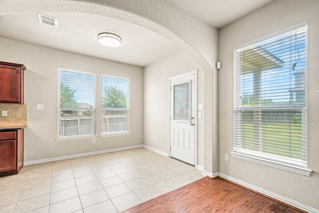Building Photo - New Braunfels Beauty with plenty of SPACE!