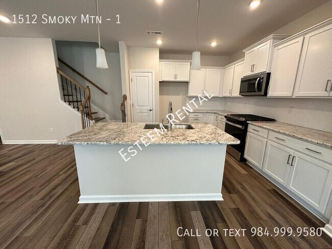 Building Photo - 1512 Smoky Mountains St