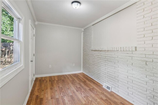 Building Photo - 2762 Dresden Dr