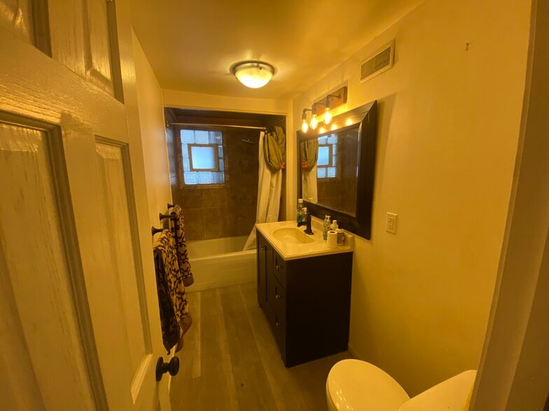 Bathroom - 2850 S 35th St