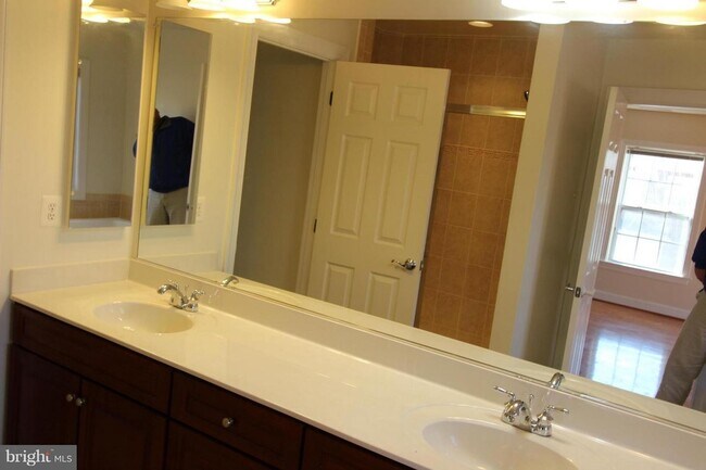 Building Photo - Discover this beautifully updated end unit townhome offering a perfect blend of style, comfort, a...