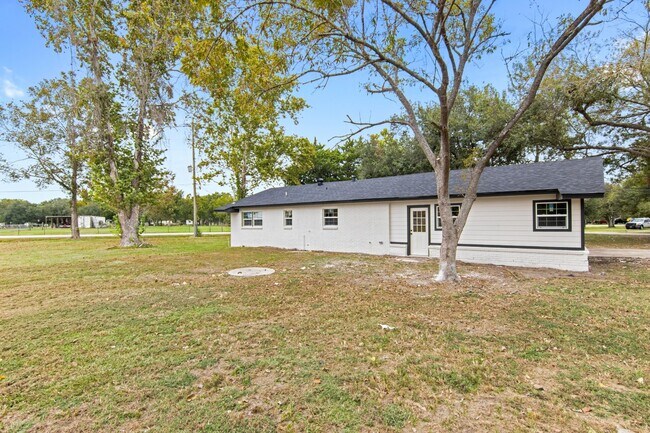 Building Photo - 15529 Pine St