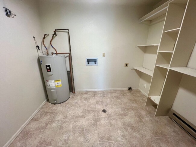 Building Photo - Upper level two bedroom, one bathroom clos...