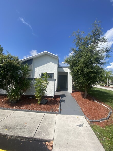 Front - 273 SW Sterret Cir