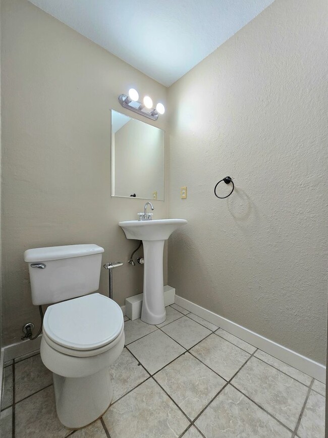 Building Photo - 2 Bedroom Townhome in Marysville Pet Friendly !