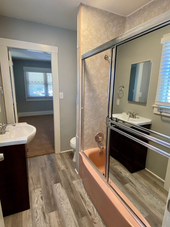 Building Photo - Charming 2 Bedroom Craftsman House w/Porch and Private Back Patio in Hillcrest