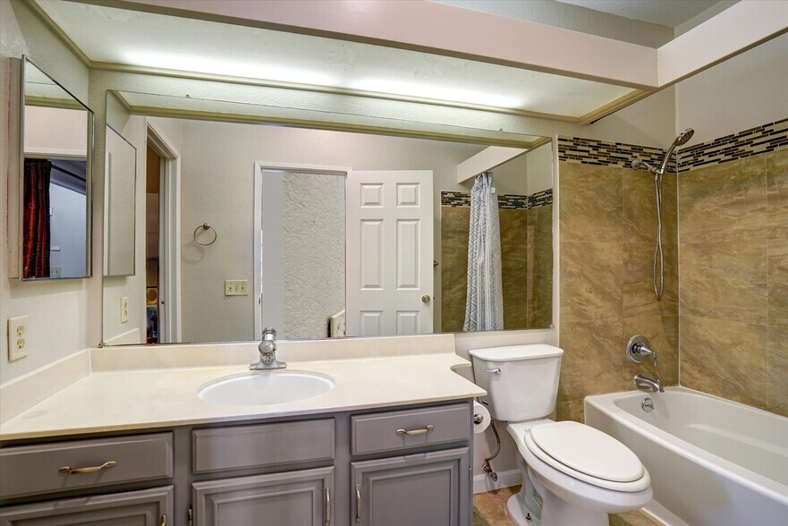 Building Photo - 3402 Pinewood Terrace