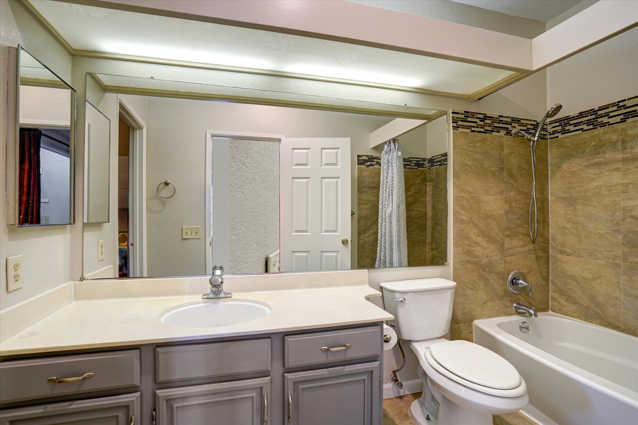 Building Photo - 3402 Pinewood Terrace
