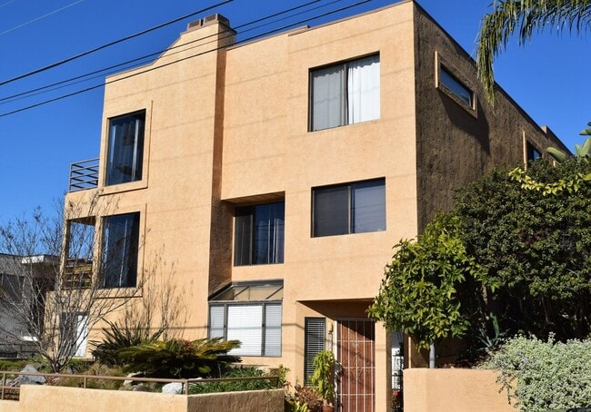 Building Photo - One Week Free Special! Modern 2 Bed 2.5Bath Townhome with Garage, Balconies & In-Unit Laundry in ...