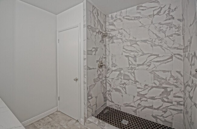 Building Photo - Remodeled & Incredibly Charming, 1BR1BA No...