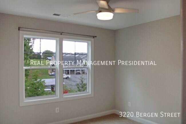 Building Photo - 3-bedroom villa with 1st floor primary